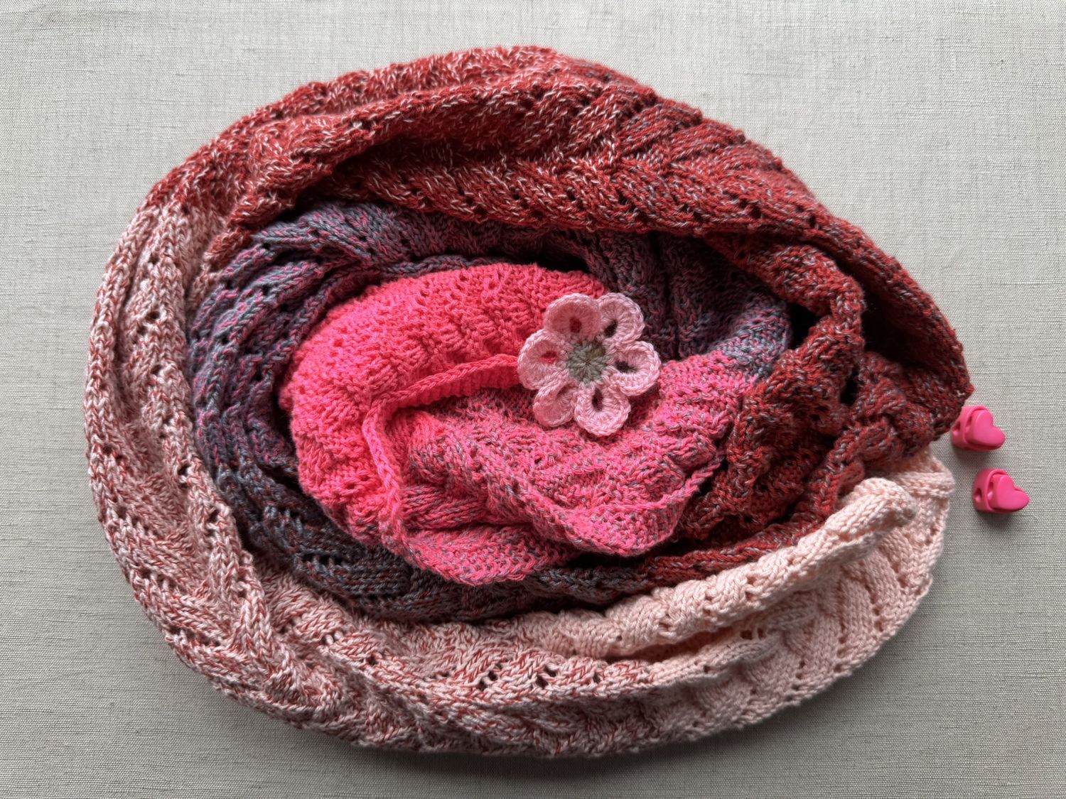 Handgestrickter Schal in Rosa und Rot Tönen